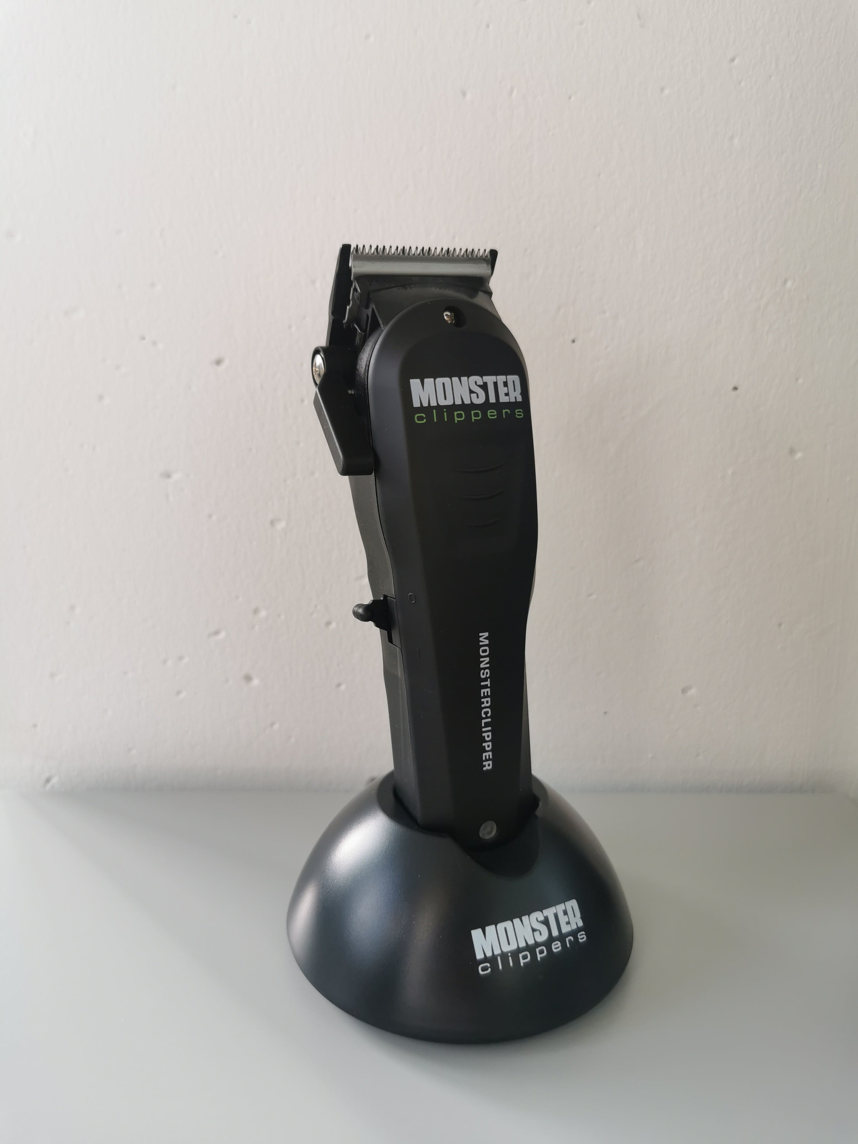 MONSTER CLIPPERS - FADE BLADE + CHARGING STAND