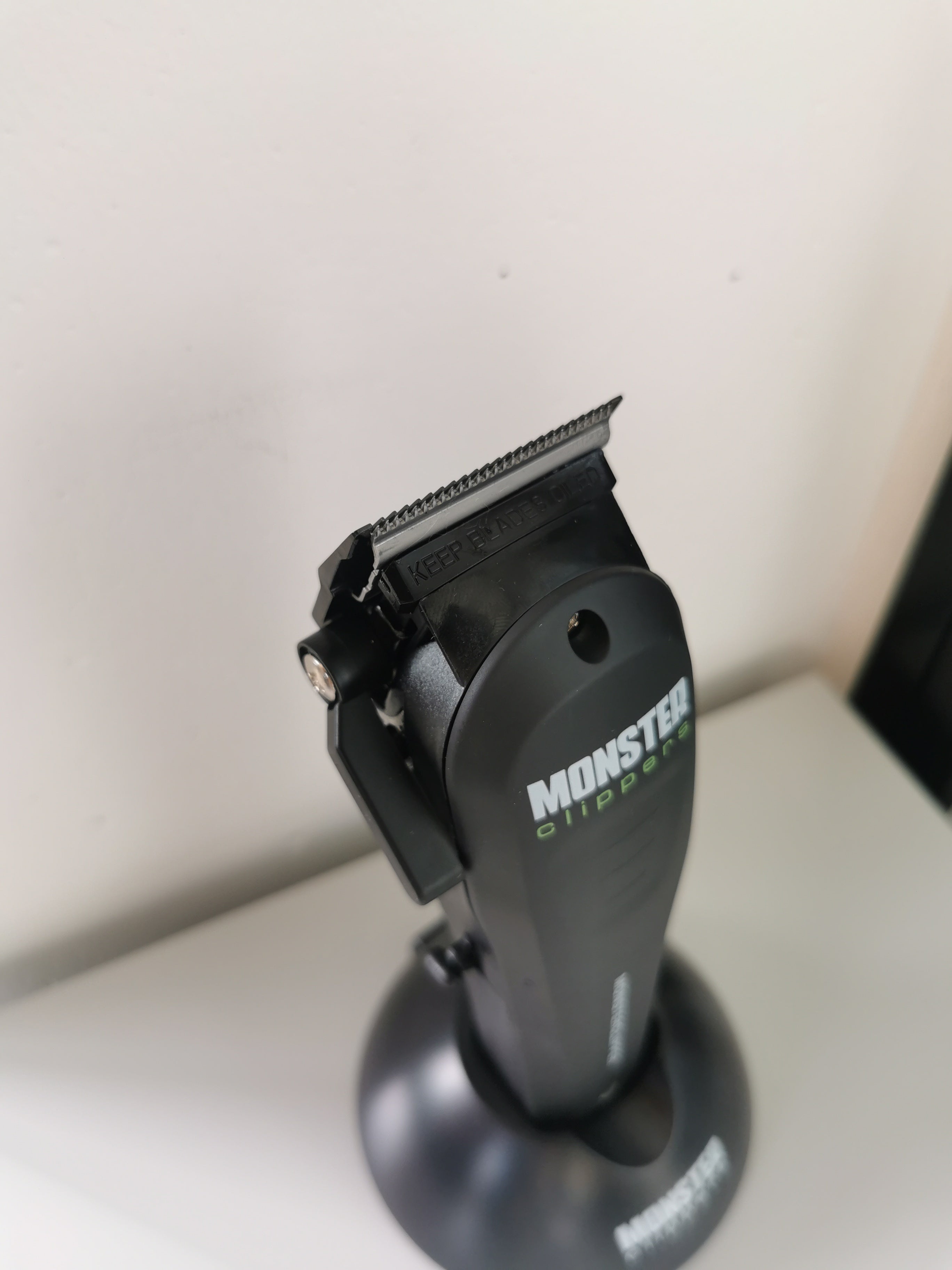MONSTER CLIPPERS - FADE BLADE + CHARGING STAND