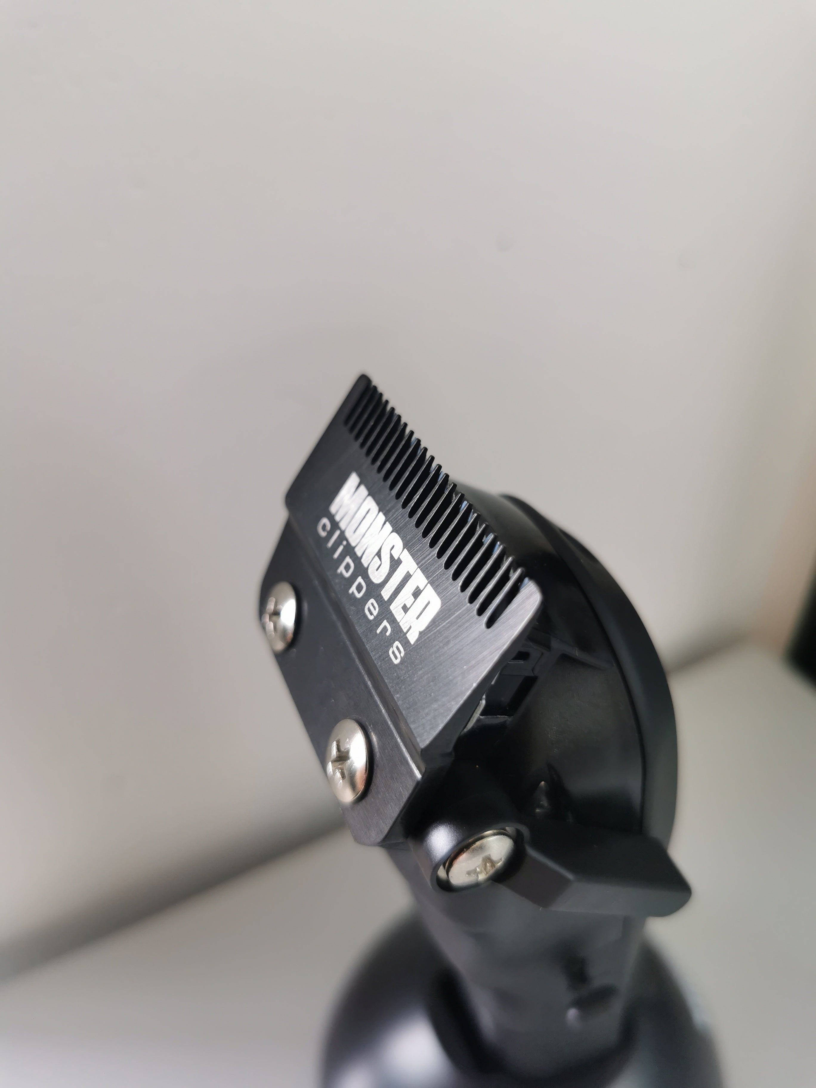 MONSTER CLIPPERS - FADE BLADE + CHARGING STAND
