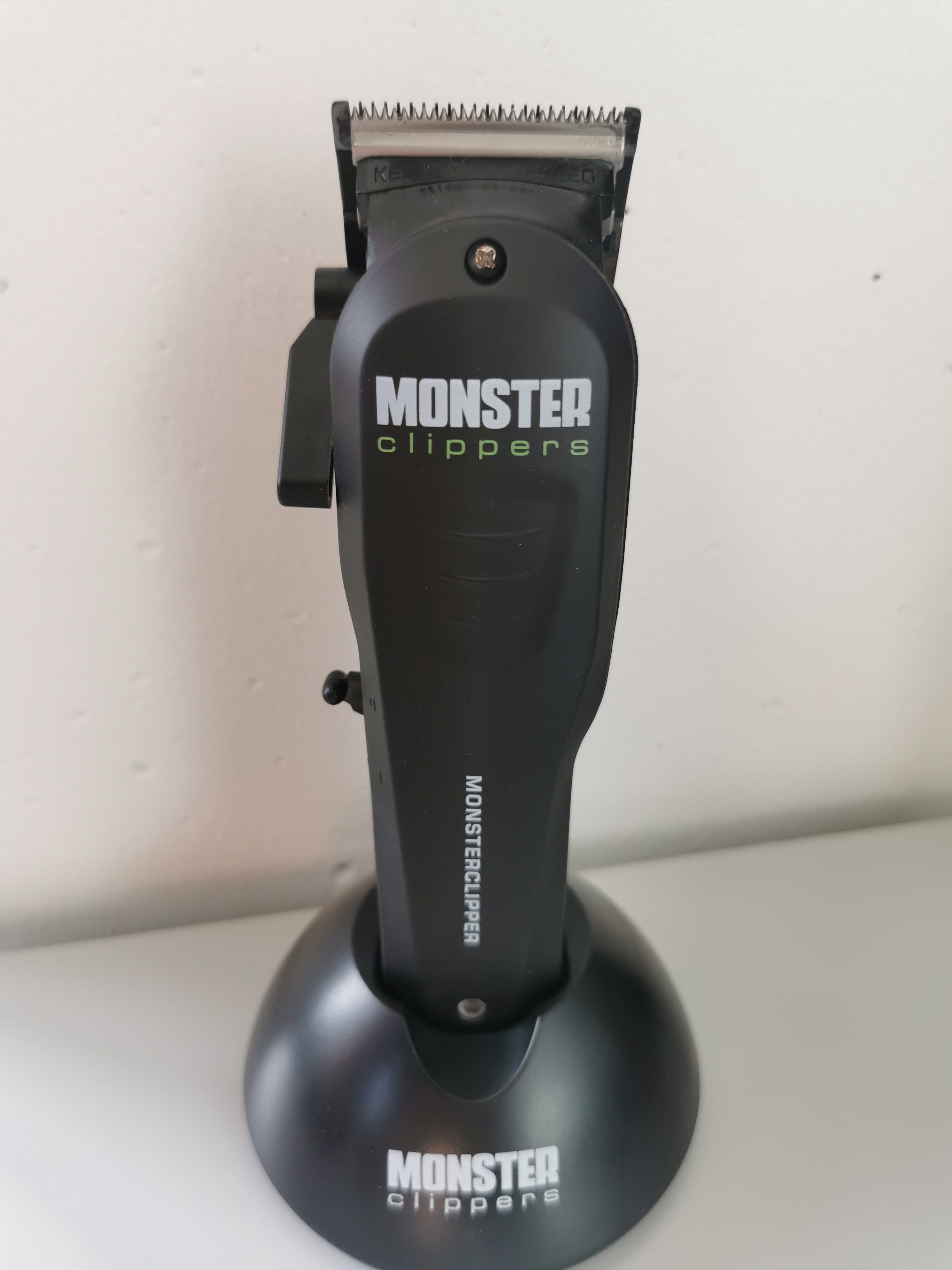 MONSTER CLIPPERS - FADE BLADE + CHARGING STAND