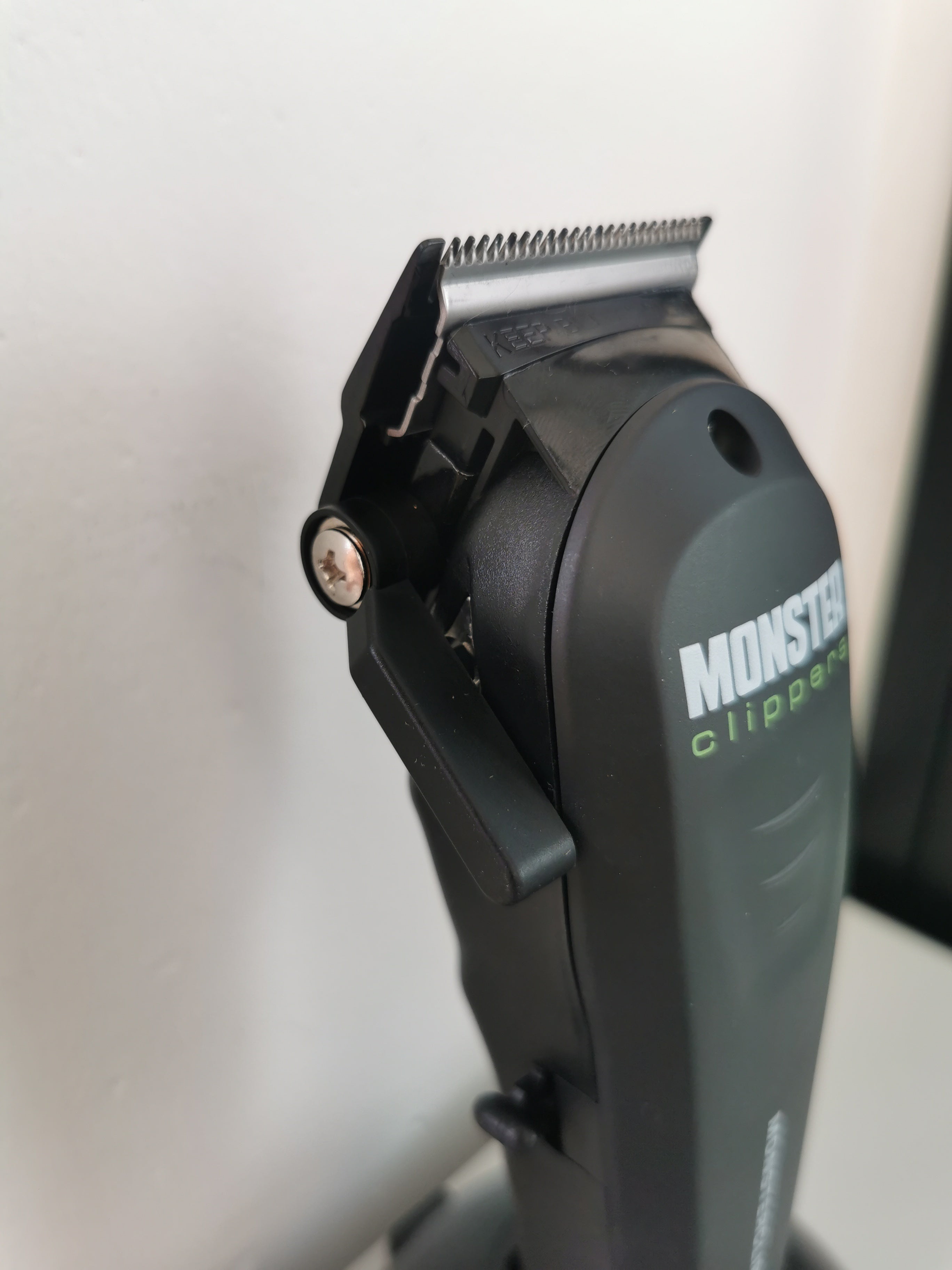 MONSTER CLIPPERS - FADE BLADE + CHARGING STAND