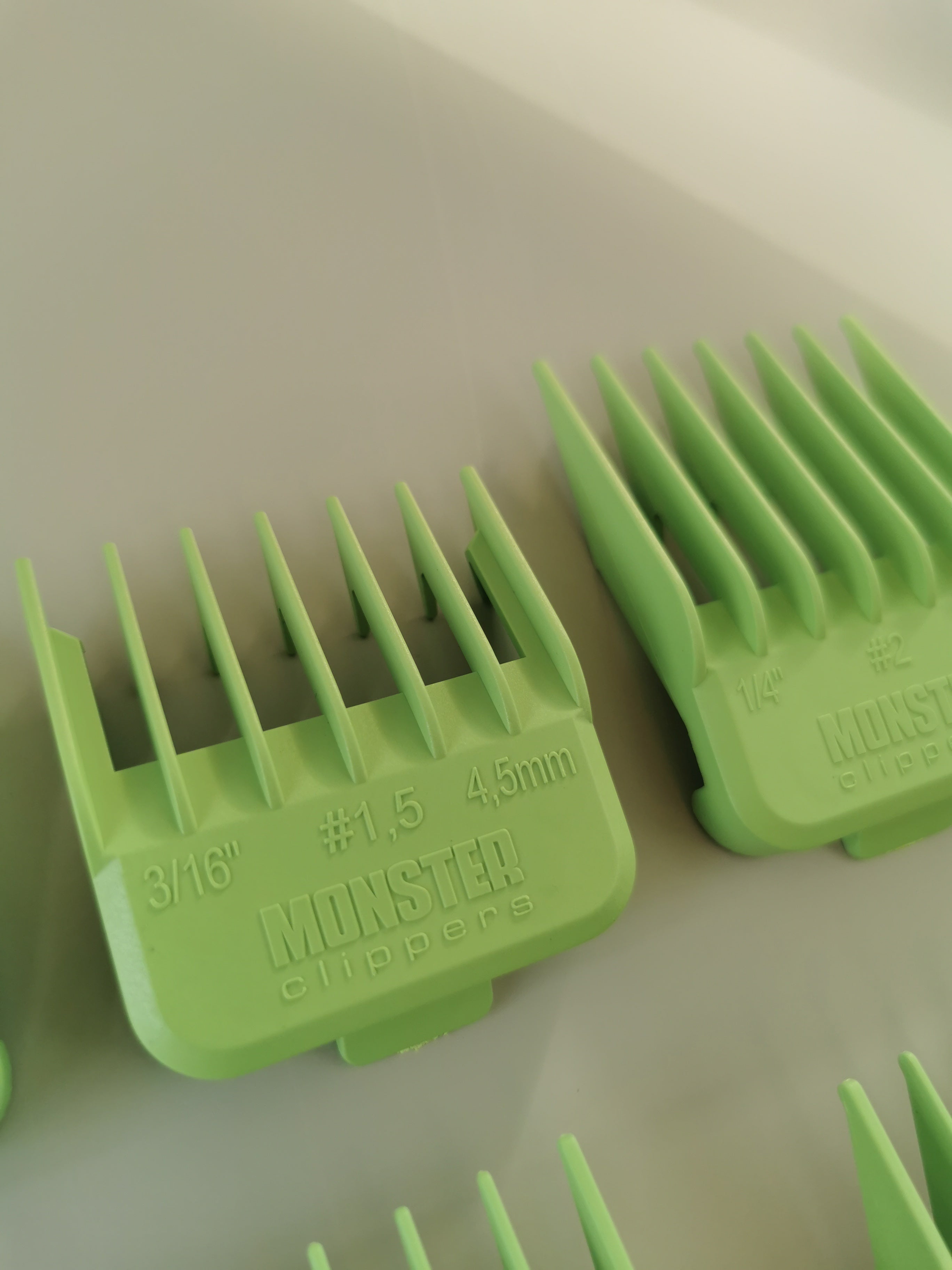 MONSTER MAGNETIC CLIPPER GUARDS - GREEN